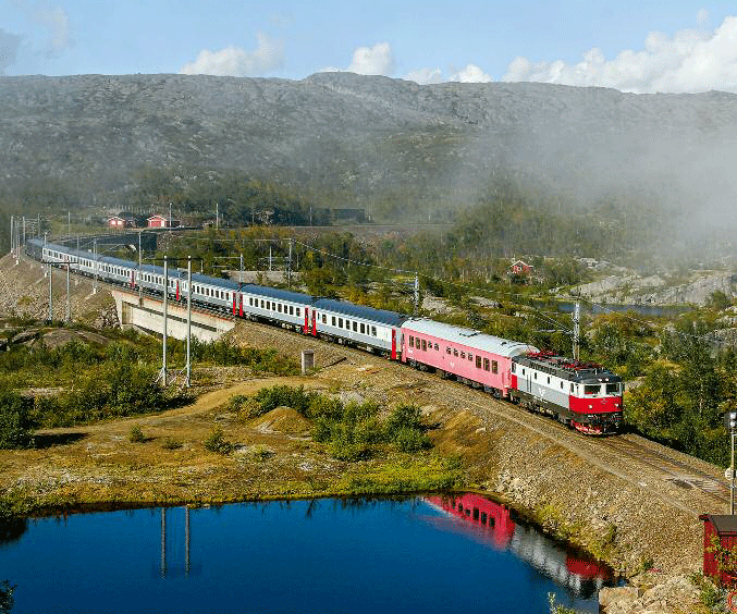 Mit dem Nachtzug IC 1090 von Stockholm nach Narvik am Haken, ist Rc 1329 am 22. August 2016 unterwegs zwischen Bjørnfjell und Katterat unweit der Norddalsbrücke.